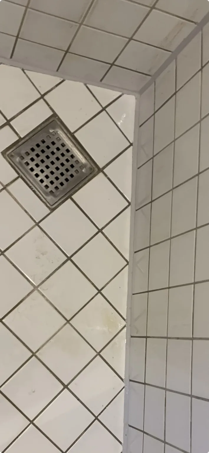 Ny lys elastisk fuge i badeværelse på Kastrupvej efter udskiftning
