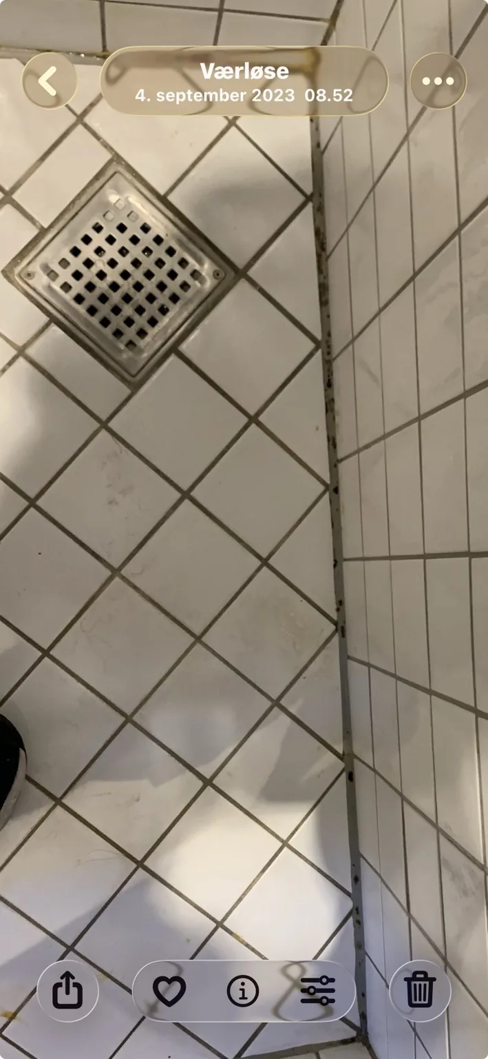 Mørk og slidt silikonefuge i badeværelse på Kastrupvej før udskiftning