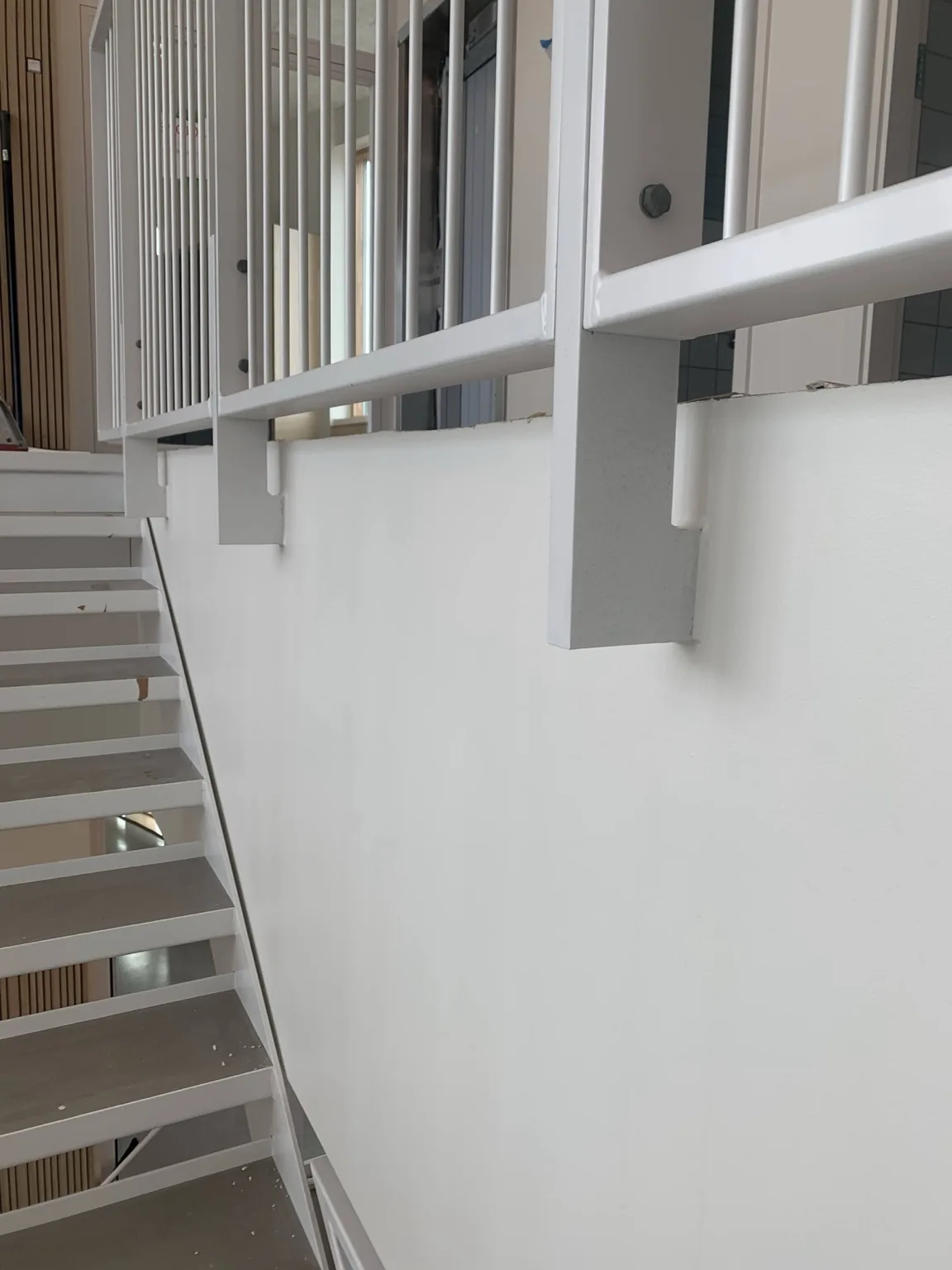 Efter elastisk fugning ved trappegelænder på Skole ved Sundet