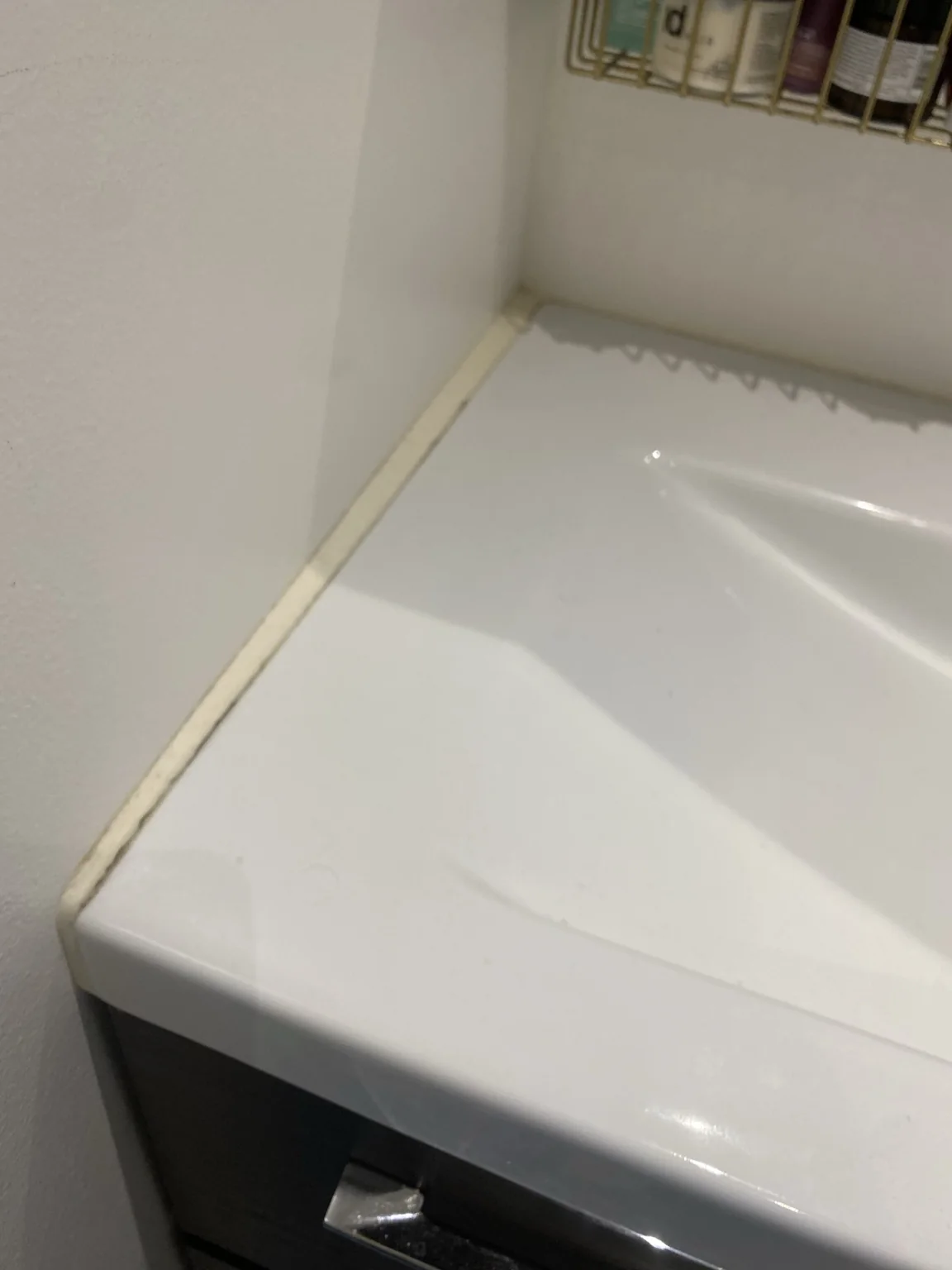 Før udskiftning af silikonefuge ved håndvask på Amager