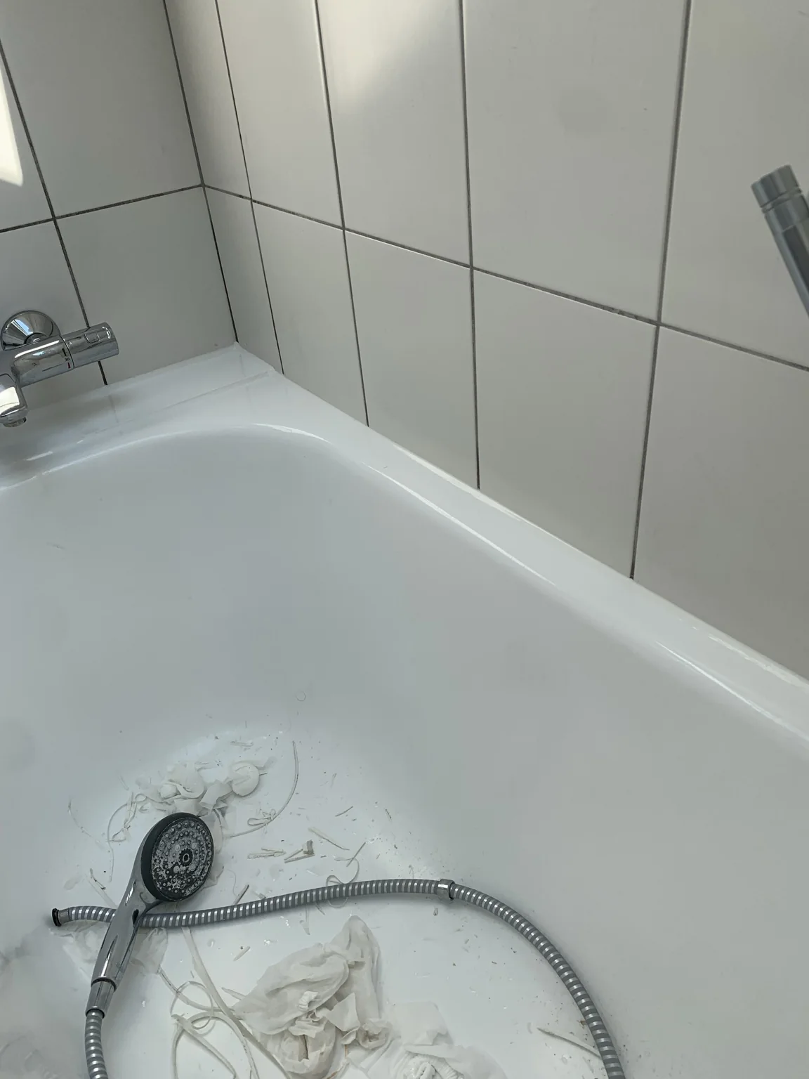 Før ny silikonefuge ved badekar, området er klargjort