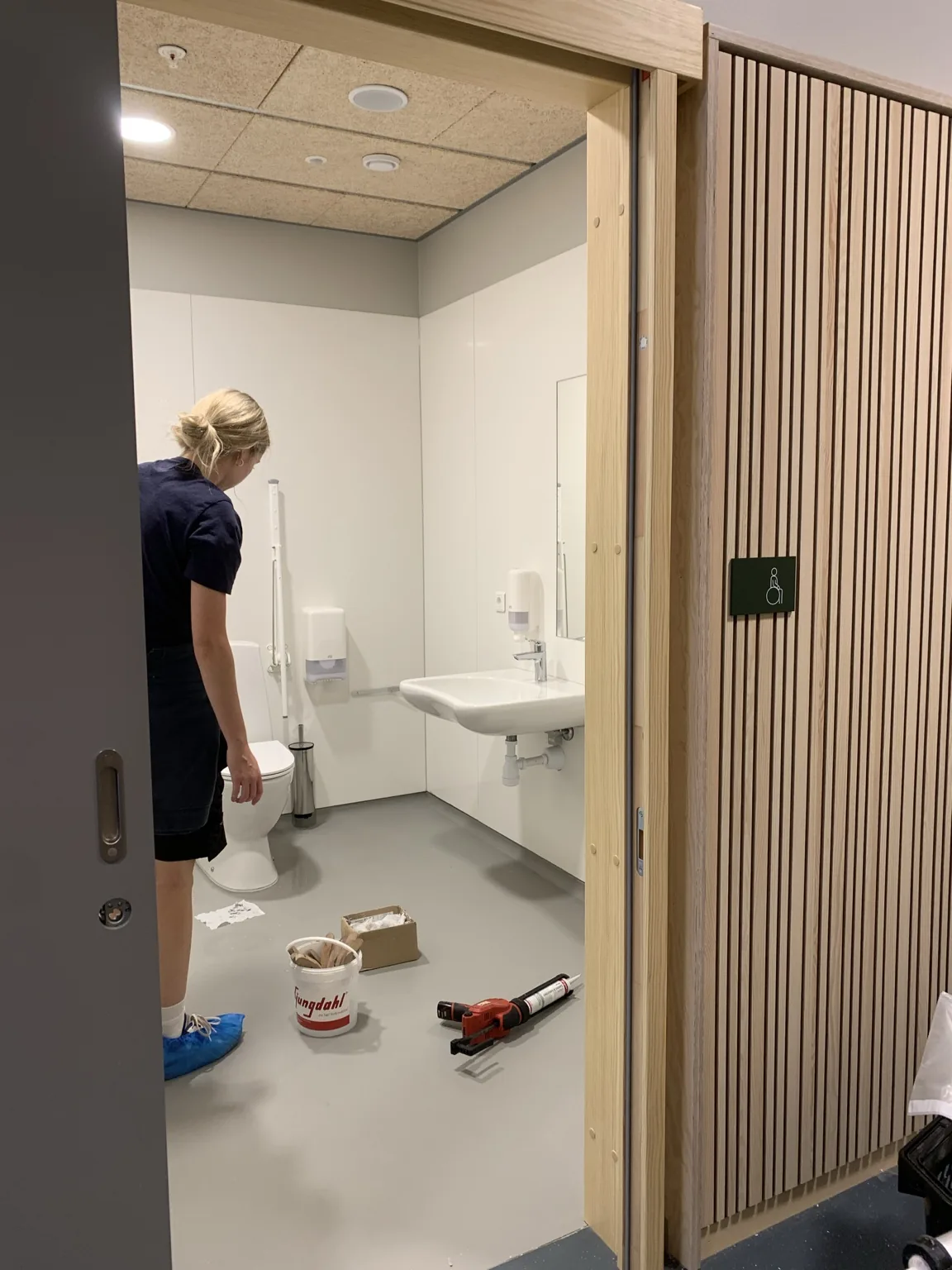 Professionelt arbejde med bløde silikonefuger i badeværelse