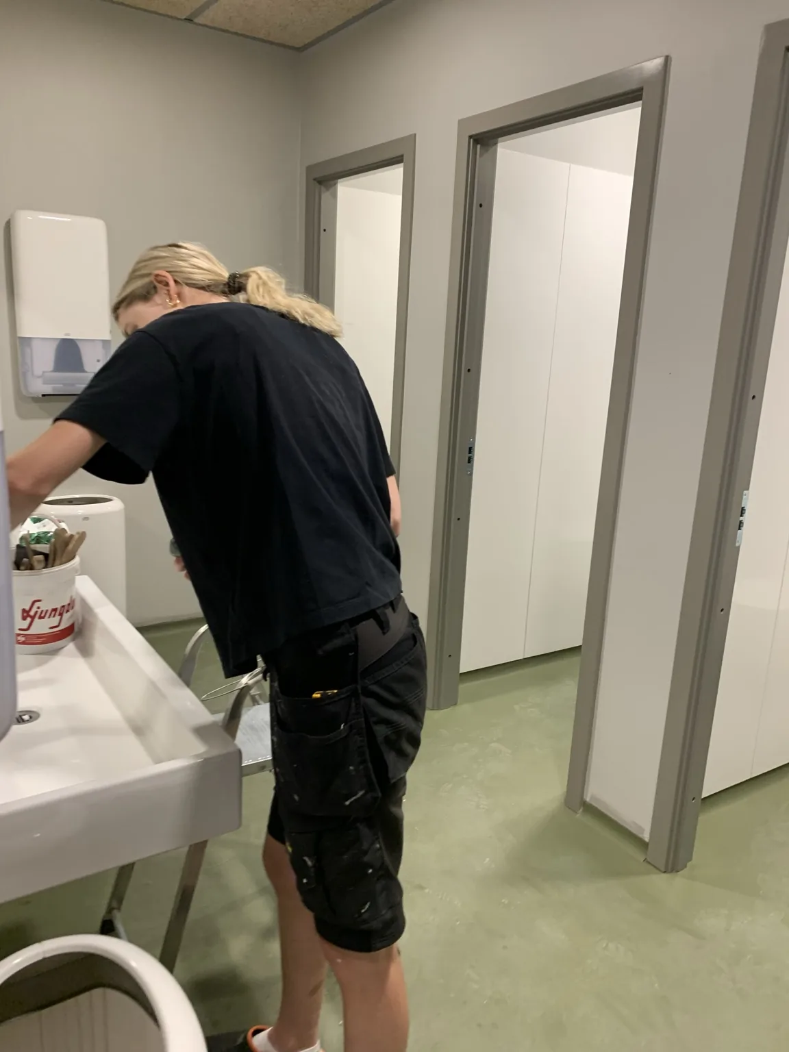 Professionelt arbejde med bløde silikonefuger i badeværelse