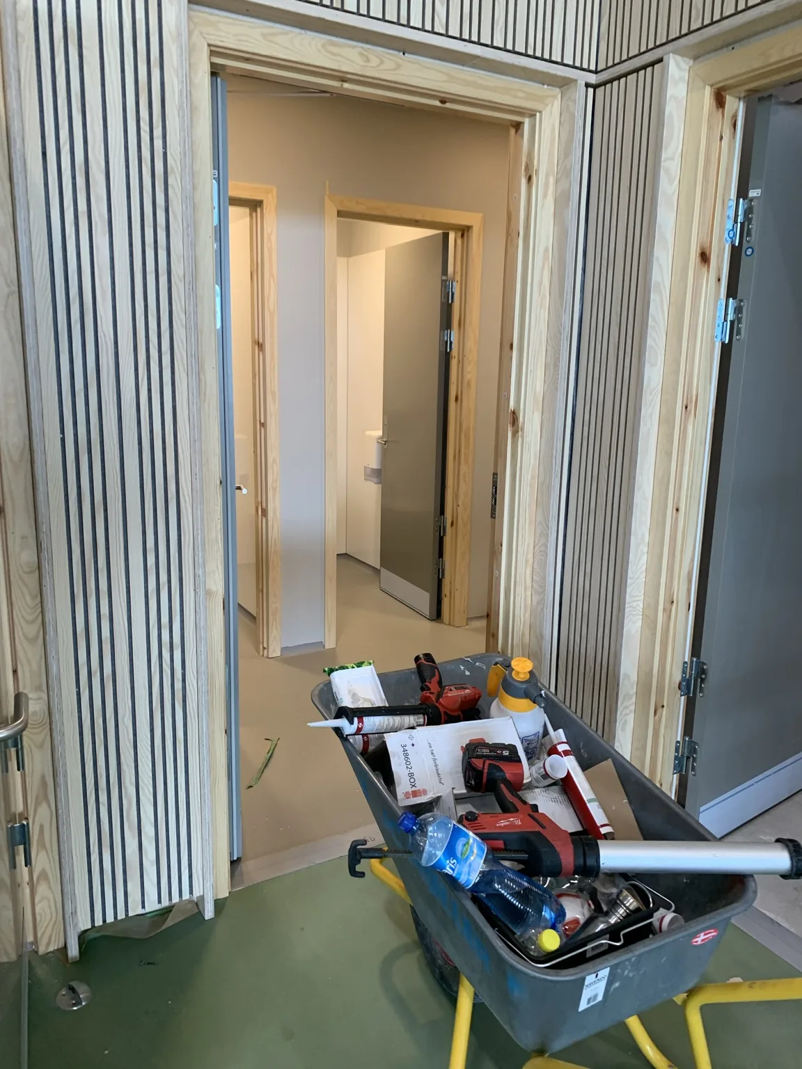 Professionelt udført blød/elastisk fuge i bygning