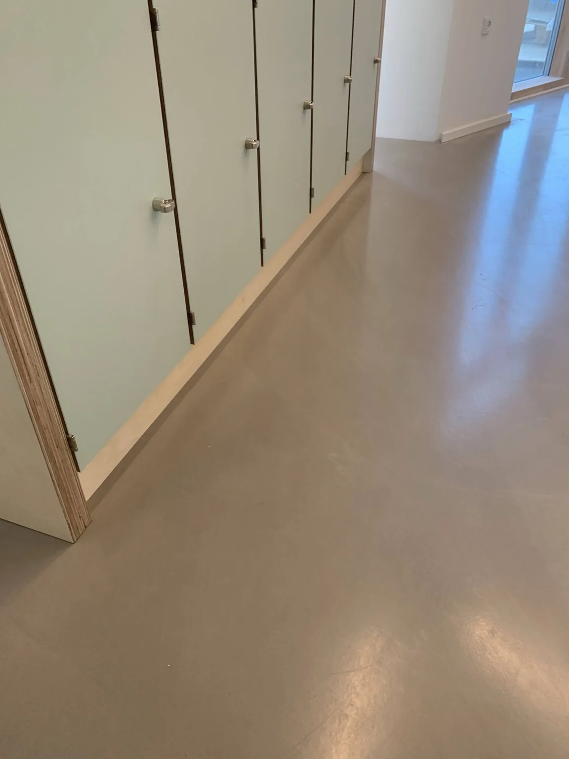 Professionelt udført blød/elastisk fuge i bygning
