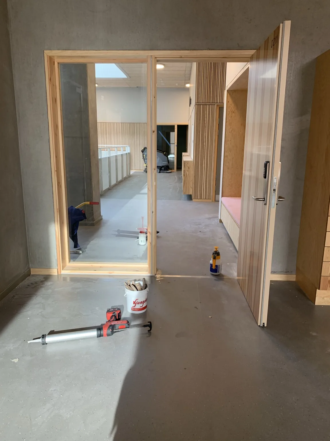 Professionelt udført blød/elastisk fuge i bygning