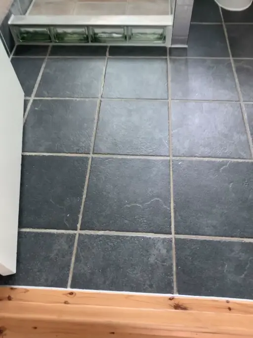 Færdige fuger i et badeværelse